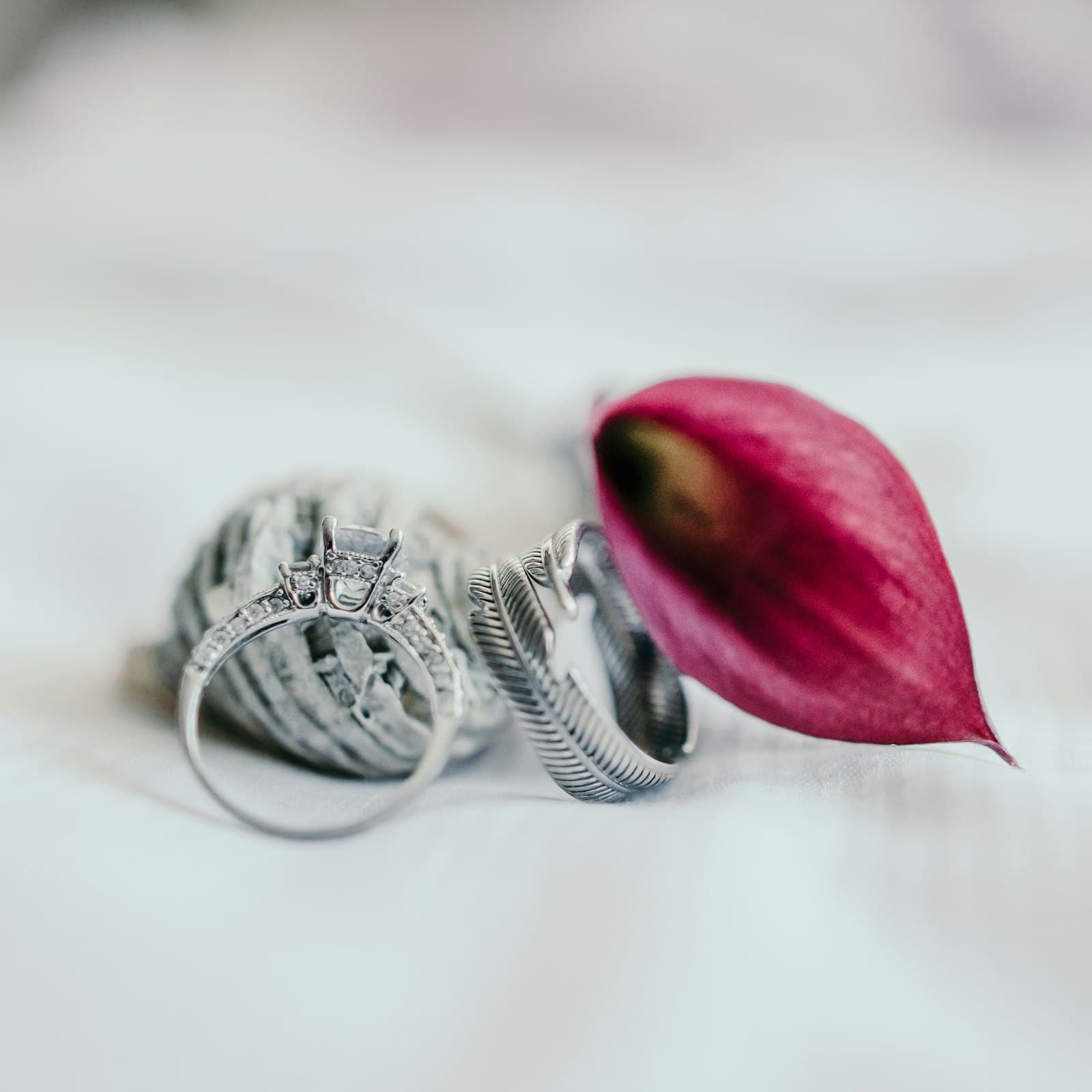 Nhẫn cưới đính hàng kim cương (một cặp)
